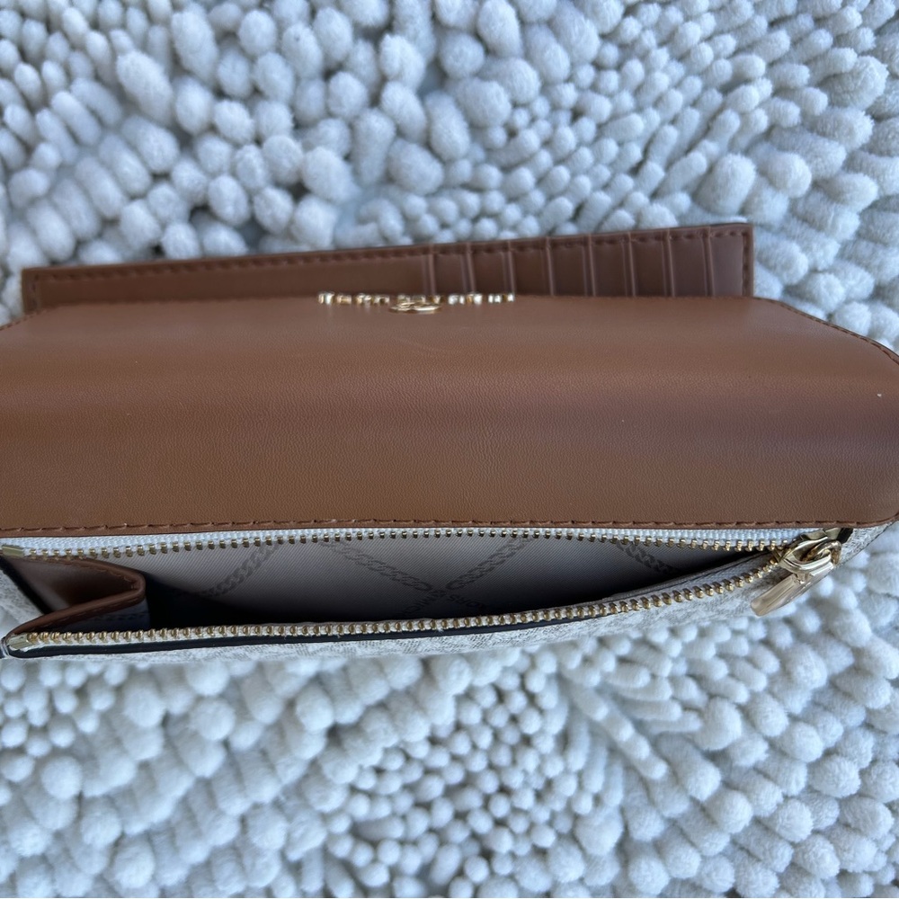 Michael Kors Jet Set Charm Vanilla/Acorn Tri-fold Wallet - Picture 7 of 7